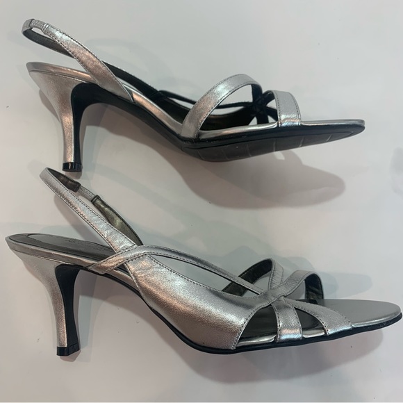 NATURALIZER metallic silver strappy sandals are the comfort line size 11 - Picture 8 of 16